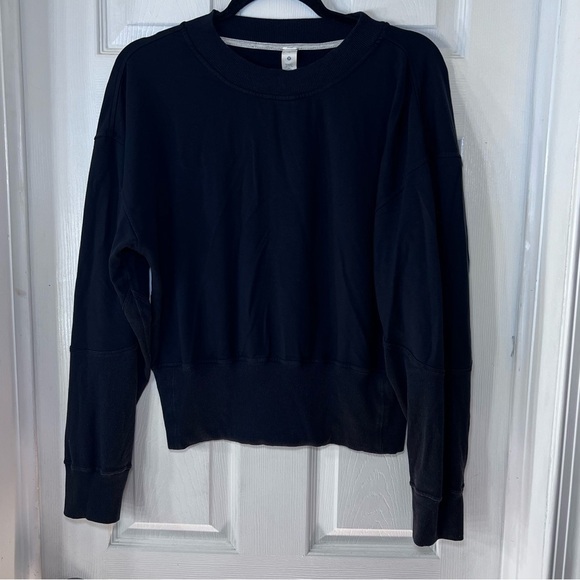 lululemon athletica Tops - Lululemon Black Long Sleeve Sweatshirt Size 8‎